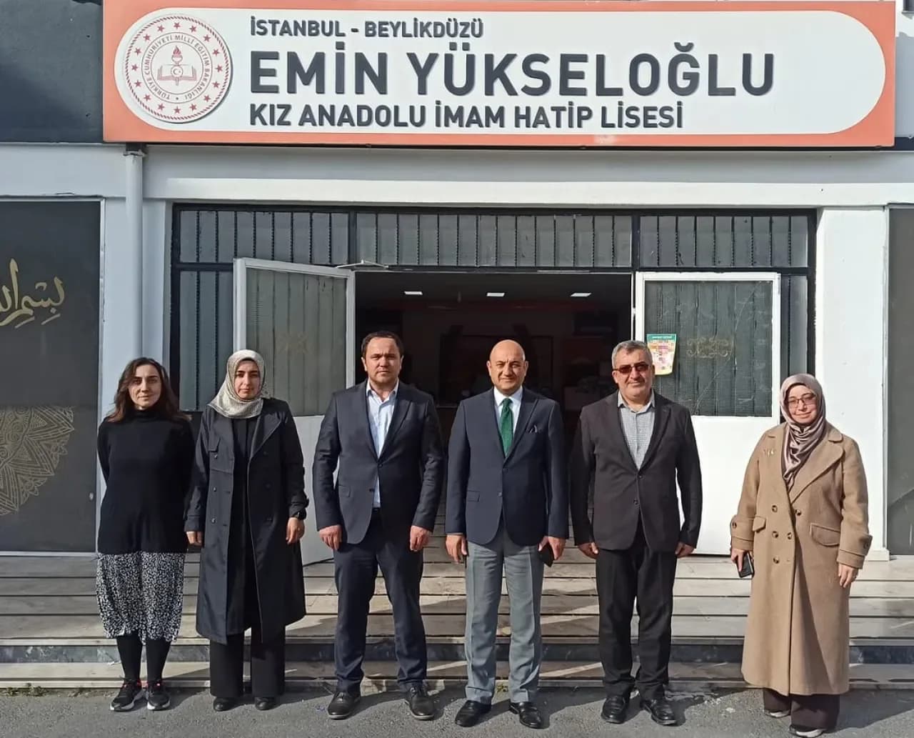 Beylikdüzü'nde Öğretmenler Günü Coşkusu: Kıdemli Öğretmen Leyla Gürlek Sınıfında Ziyaret Edildi Beylikdüzü'nde Öğretmenler Günü Coşkusu: Kıdemli Öğretmen Leyla Gürlek Sınıfında Ziyaret Edildi