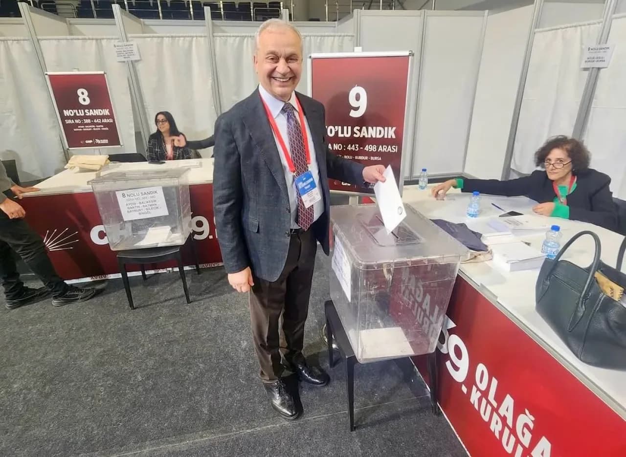 Mustafakemalpaşa Belediye Başkanı Şükrü Erdem, CHP 39. Olağan Kurultayı'nda Oyunu Kullandı Mustafakemalpaşa Belediye Başkanı Şükrü Erdem, CHP 39. Olağan Kurultayı'nda Oyunu Kullandı