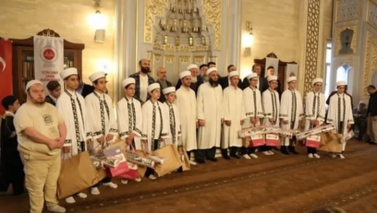 Güngören'de Kur'an Kursu Öğrencileri İcazet Töreniyle Belgelendirildi Güngören'de Kur'an Kursu Öğrencileri İcazet Töreniyle Belgelendirildi