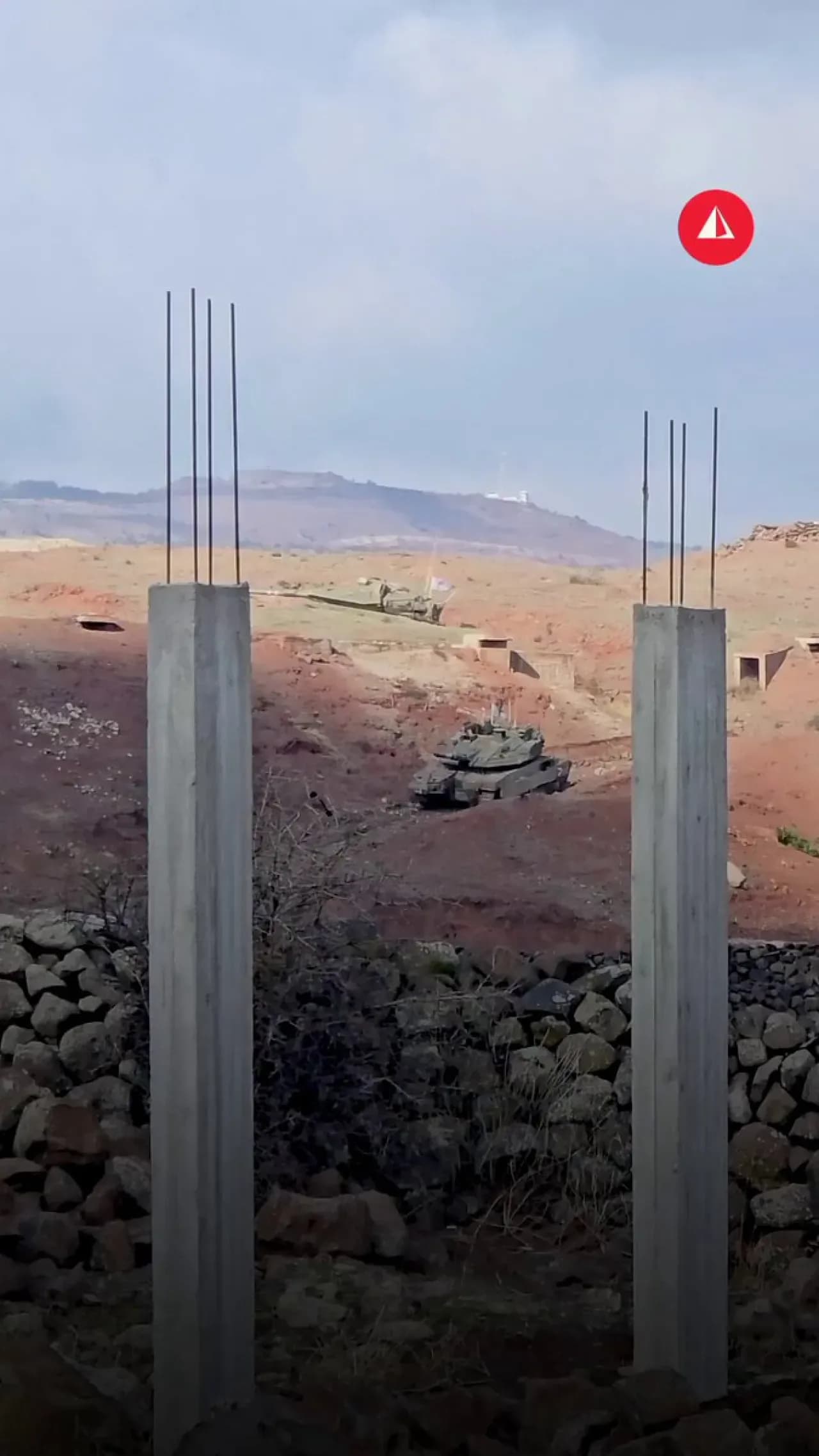 İsrail'e Ait Merkava Tankı Suriye'nin Kuneytra Kırsalında Görüntülendi İsrail'e Ait Merkava Tankı Suriye'nin Kuneytra Kırsalında Görüntülendi