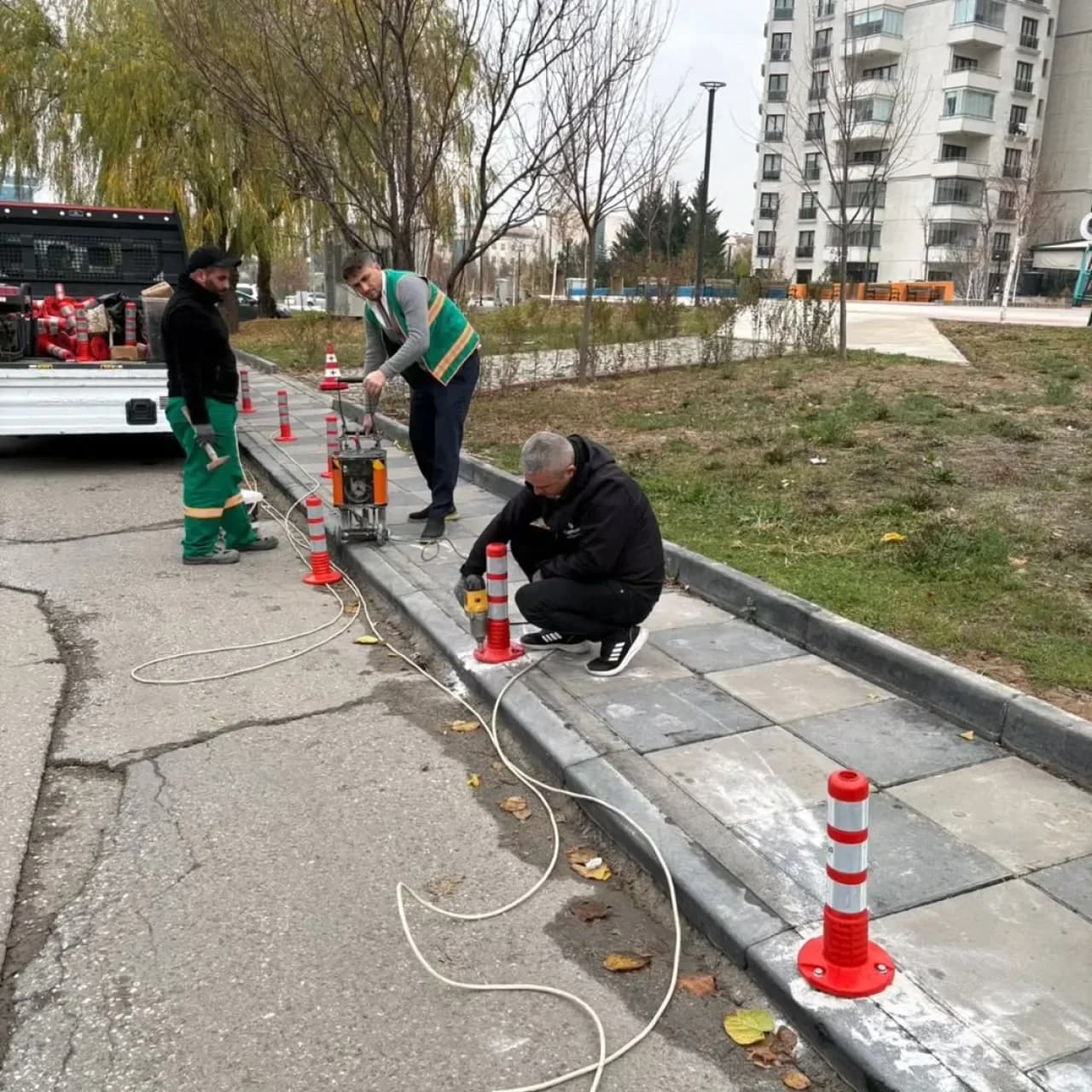 Çankaya'da Kaldırımlar Yayalar İçin Güvenli Hale Getiriliyor Çankaya'da Kaldırımlar Yayalar İçin Güvenli Hale Getiriliyor
