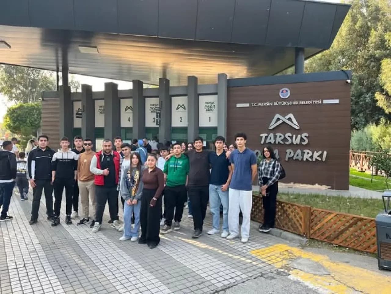 Cafer Recai Gizer Anadolu Lisesi Öğrencileri Tarsus'un Tarihi Dokusunu Keşfetti Cafer Recai Gizer Anadolu Lisesi Öğrencileri Tarsus'un Tarihi Dokusunu Keşfetti