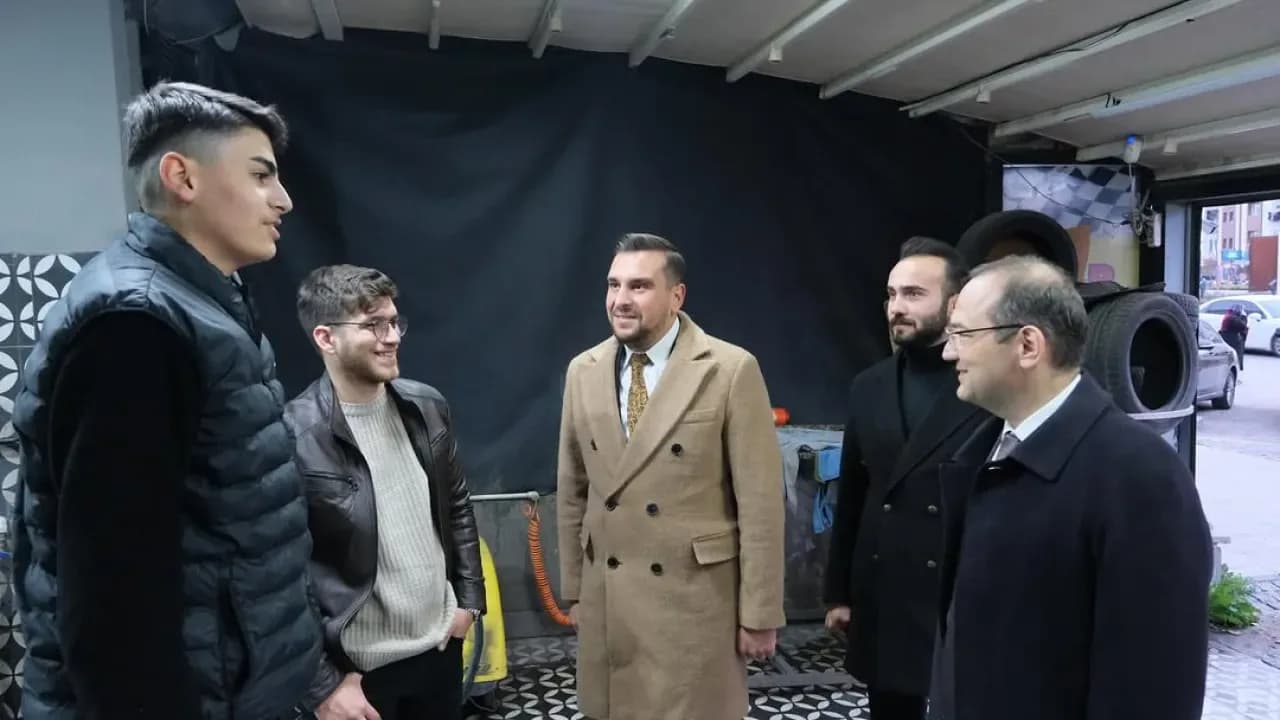 Gölbaşı MHP Esnaf Ziyaretleri ile Halkın Dertlerine Ortak Oluyor Gölbaşı MHP Esnaf Ziyaretleri ile Halkın Dertlerine Ortak Oluyor