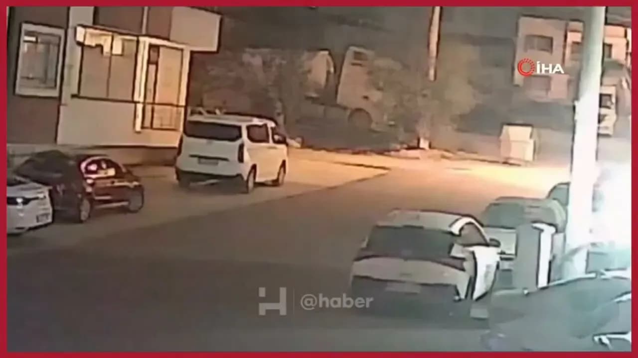 Hatay'da Fırtınada Sürüklenen Çöp Konteyneri Otomobillerin Arasında Sıkıştı Hatay'da Fırtınada Sürüklenen Çöp Konteyneri Otomobillerin Arasında Sıkıştı