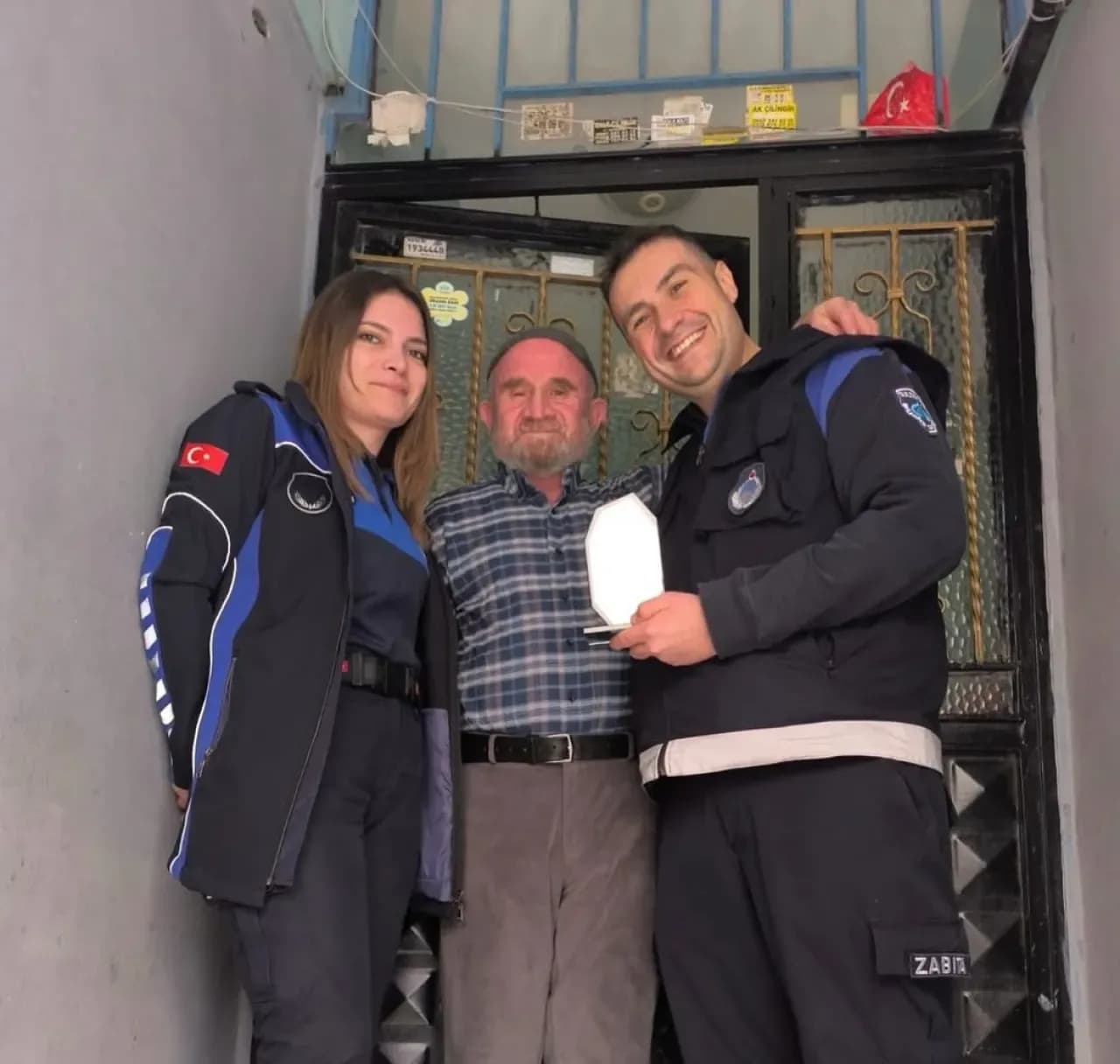 Sultangazi Belediyesi, Emekli Personellerine Teşekkür Plaketi Takdim Etti Sultangazi Belediyesi, Emekli Personellerine Teşekkür Plaketi Takdim Etti