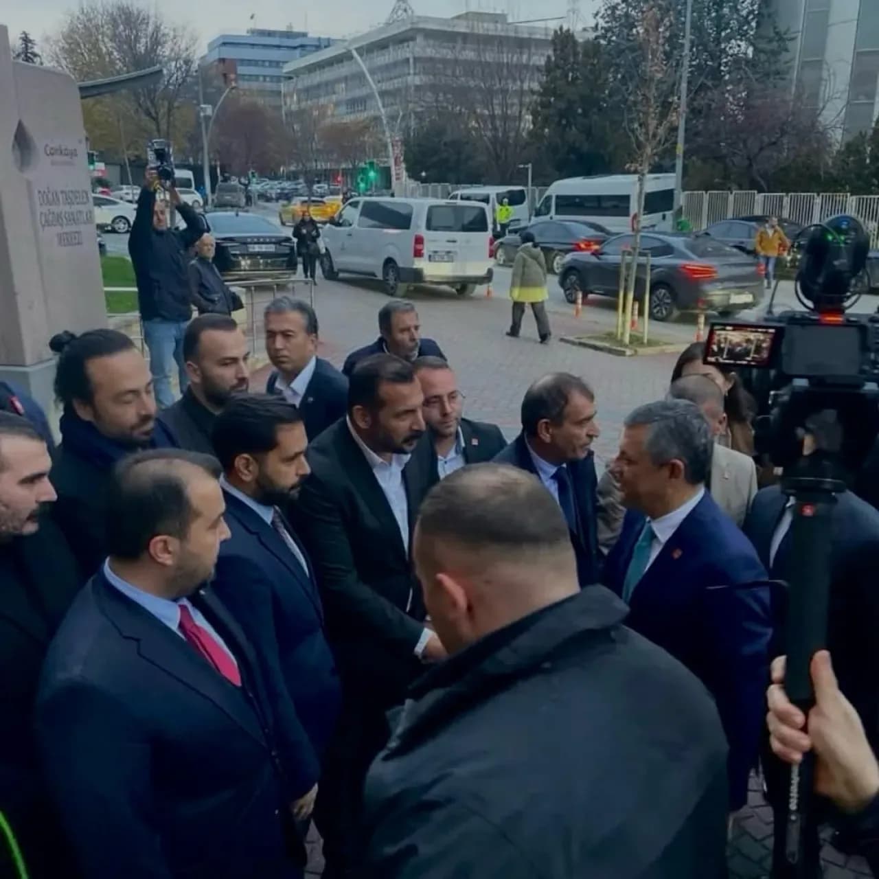 Ekrem İmamoğlu'na Sosyal Demokrasi Derneği'nden 2025 İnsan Hakları Ödülü Ekrem İmamoğlu'na Sosyal Demokrasi Derneği'nden 2025 İnsan Hakları Ödülü