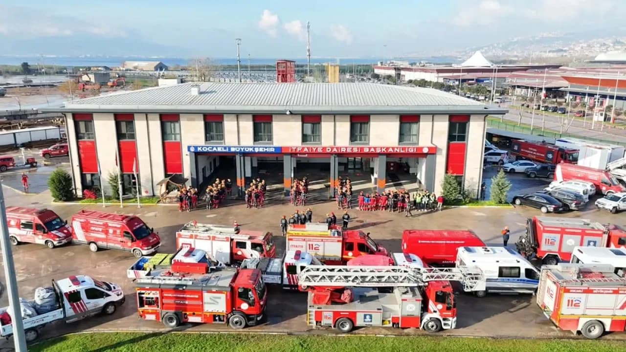 Kocaeli İtfaiyesi, Afetlere Hazırlık Tatbikatında Hızır 41 Tırları ile Yemek Dağıtımını Gerçekleştirdi Kocaeli İtfaiyesi, Afetlere Hazırlık Tatbikatında Hızır 41 Tırları ile Yemek Dağıtımını Gerçekleştirdi