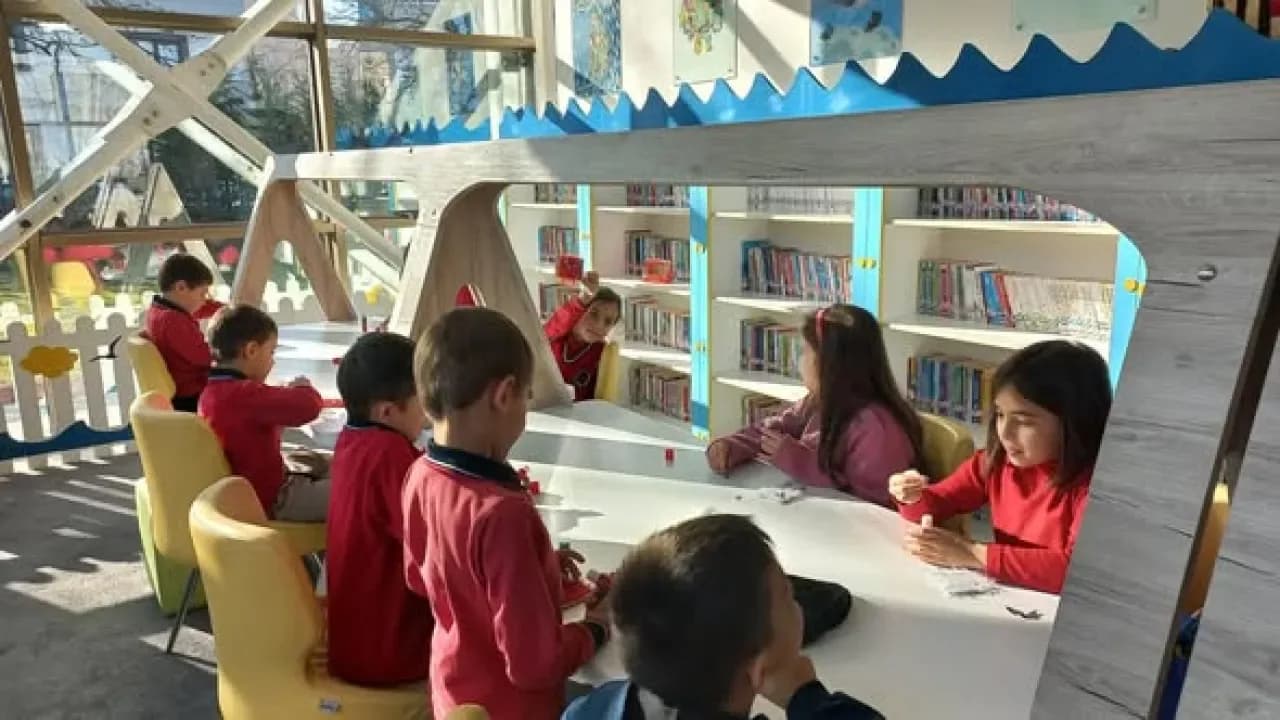 Dursunbey'de Minikler İçin Eğlenceli Eğitim: Bebek ve Çocuk Kütüphanesi Açıldı Dursunbey'de Minikler İçin Eğlenceli Eğitim: Bebek ve Çocuk Kütüphanesi Açıldı