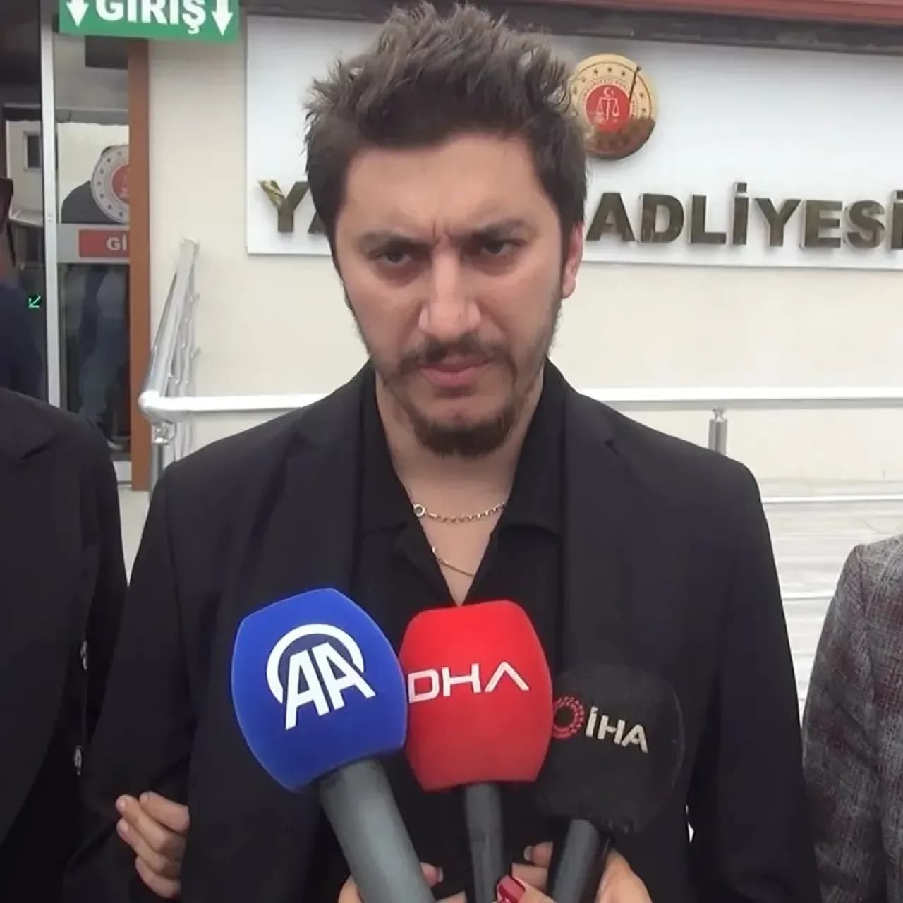 Güllü'nün Oğlu Tuğberk Yağız, Ablası ve Arkadaşı Hakkında Şikayette Bulundu Güllü'nün Oğlu Tuğberk Yağız, Ablası ve Arkadaşı Hakkında Şikayette Bulundu