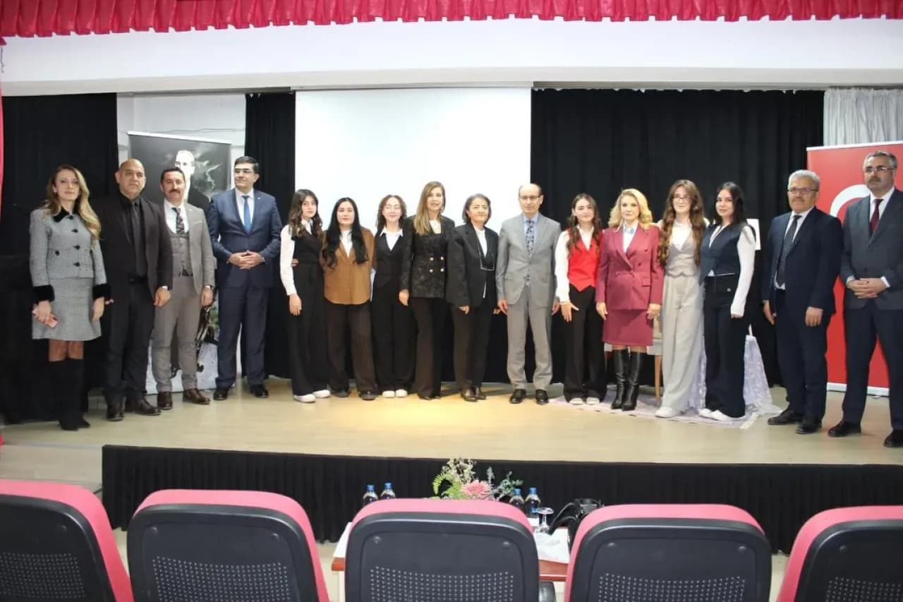 Yenimahalle'de Öğrenciler "Pandemi Günlüğüm" Tiyatrosu ile Duygulandırdı Yenimahalle'de Öğrenciler "Pandemi Günlüğüm" Tiyatrosu ile Duygulandırdı