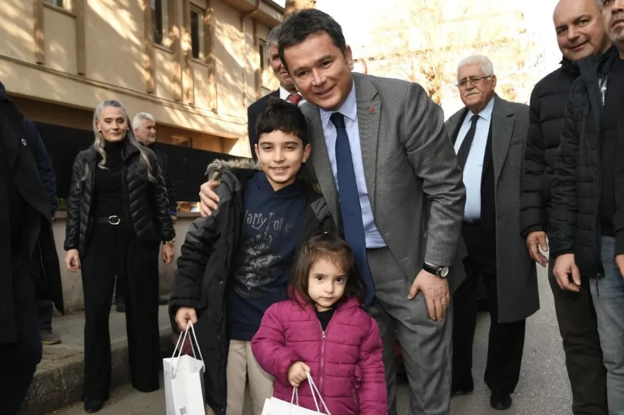 Bursa Osmangazi'de Hürriyet Mahallesi Ziyareti: Yerel Yönetim Halkla Buluştu Bursa Osmangazi'de Hürriyet Mahallesi Ziyareti: Yerel Yönetim Halkla Buluştu
