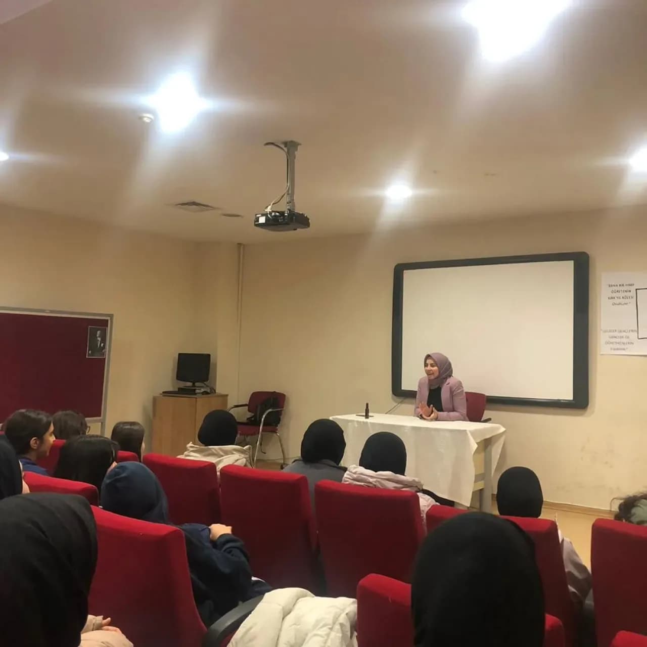 Mudanya'da İmam Hatipli Öğrenciler için "Modern Dünyada İmam Hatipli Olmak" Söyleşisi Düzenlendi Mudanya'da İmam Hatipli Öğrenciler için "Modern Dünyada İmam Hatipli Olmak" Söyleşisi Düzenlendi
