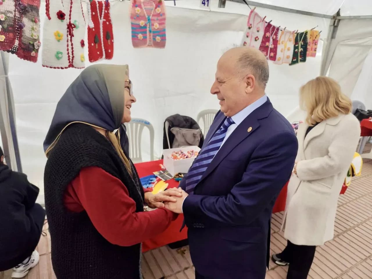 Adana'da Kadın Emeği Pazarı'na Yüreğir Belediye Başkanı'ndan Ziyaret Adana'da Kadın Emeği Pazarı'na Yüreğir Belediye Başkanı'ndan Ziyaret