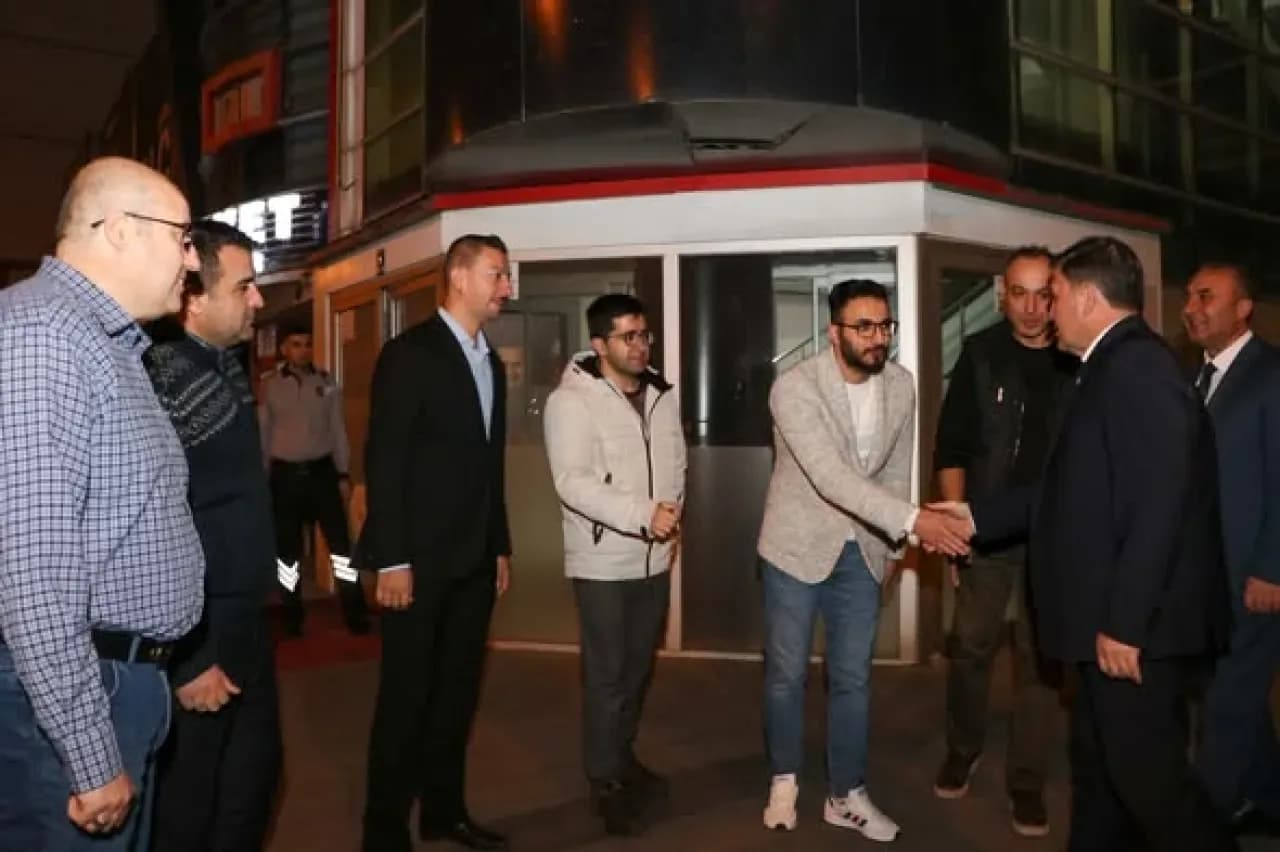 Kayseri Gençlik ve Spor İl Müdürü Öğrenci Yurdunda: Hediyeler ve Tecrübe Paylaşımı Kayseri Gençlik ve Spor İl Müdürü Öğrenci Yurdunda: Hediyeler ve Tecrübe Paylaşımı