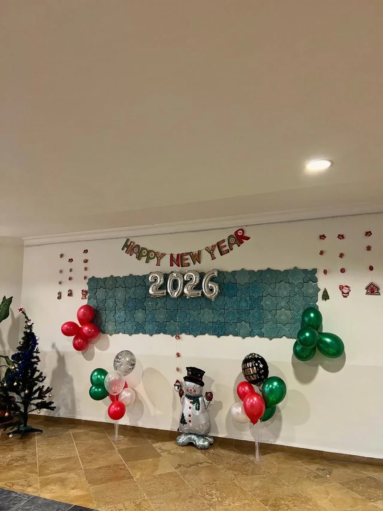 Maltepe Üniversitesi'nde Yılbaşı Coşkusu: Öğrenci ve Akademisyenler Kaynaştı Maltepe Üniversitesi'nde Yılbaşı Coşkusu: Öğrenci ve Akademisyenler Kaynaştı