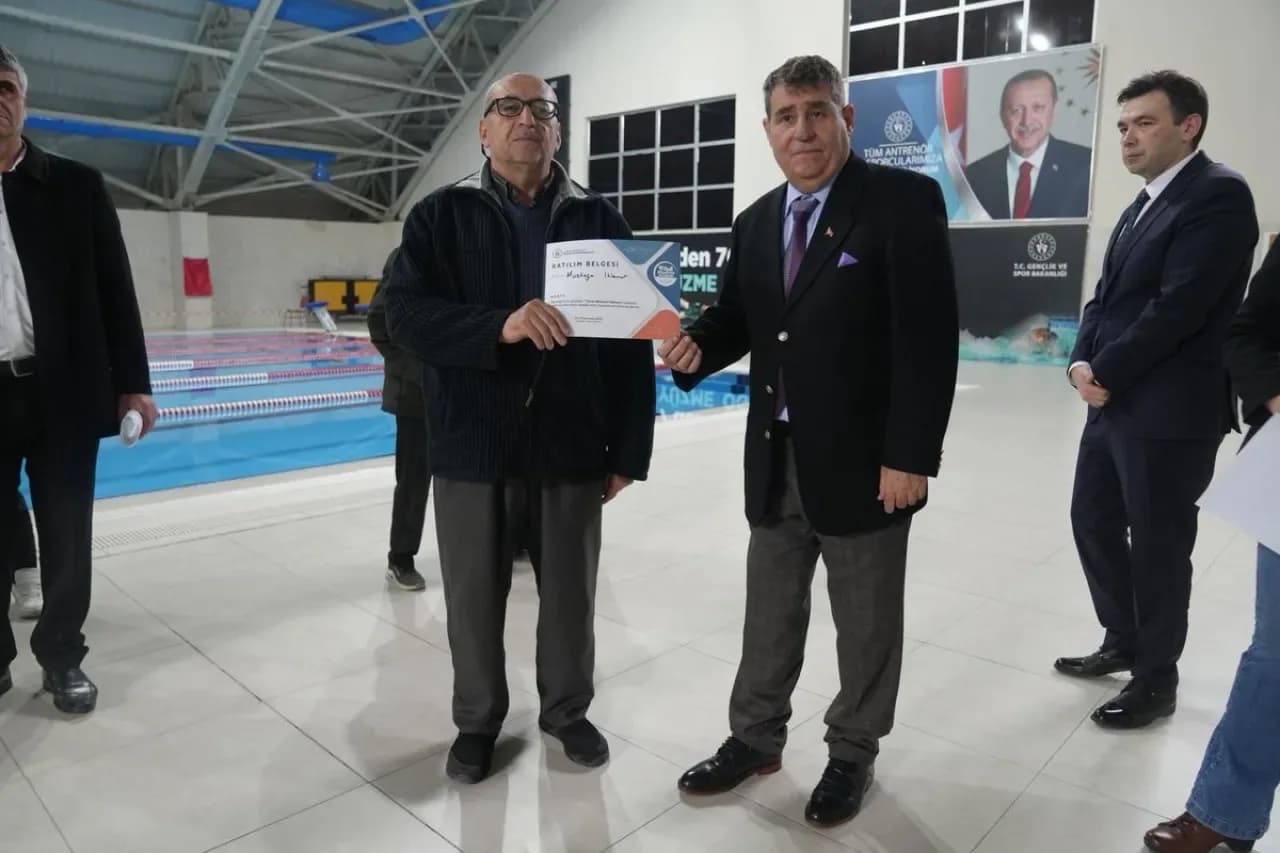 Konya'da Görme Engelli Bireyler Yüzme Bilmeyen Kalmasın Projesi ile Havuzla Buluştu Konya'da Görme Engelli Bireyler Yüzme Bilmeyen Kalmasın Projesi ile Havuzla Buluştu