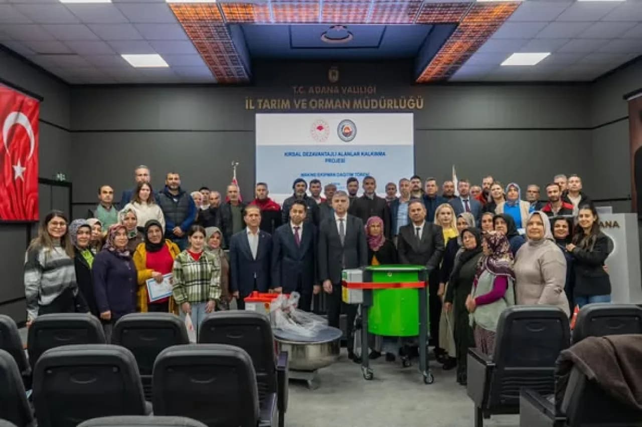 Adana'da Kırsal Kalkınma İçin 32 Üreticiye 1 Milyon TL'lik Makine Desteği Adana'da Kırsal Kalkınma İçin 32 Üreticiye 1 Milyon TL'lik Makine Desteği
