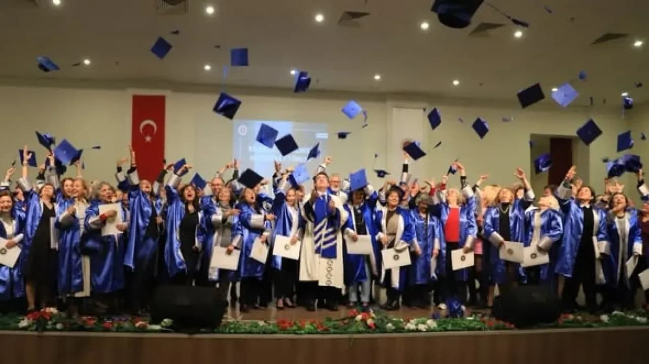 İYTE'den 50 Yaş Üstü Bireylere Özel "Bilgelik Akademisi"nden İkinci Mezuniyet Coşkusu İYTE'den 50 Yaş Üstü Bireylere Özel "Bilgelik Akademisi"nden İkinci Mezuniyet Coşkusu