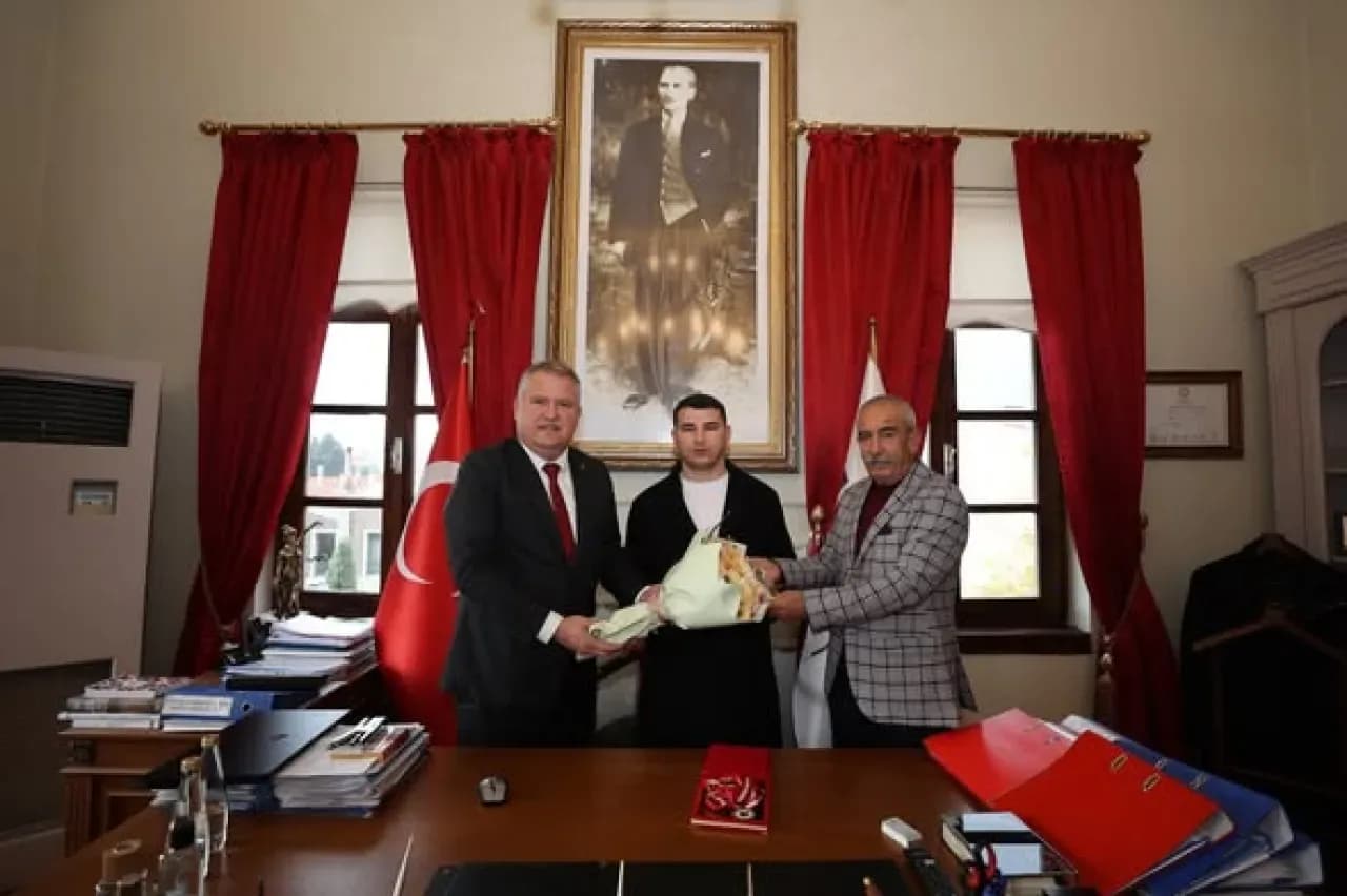 Urla Belediye Başkanı, Şampiyon Sporcu ve Antrenörü Ağırladı Urla Belediye Başkanı, Şampiyon Sporcu ve Antrenörü Ağırladı