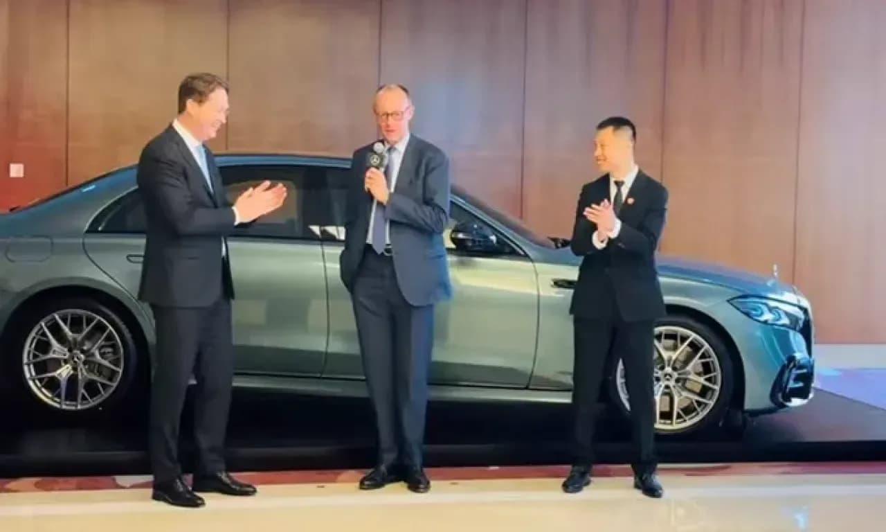 Alman Şansölye Merz, Yasak Şehir'de Tarihi Yolculuk ve Yeni Mercedes'i Test Etti Alman Şansölye Merz, Yasak Şehir'de Tarihi Yolculuk ve Yeni Mercedes'i Test Etti