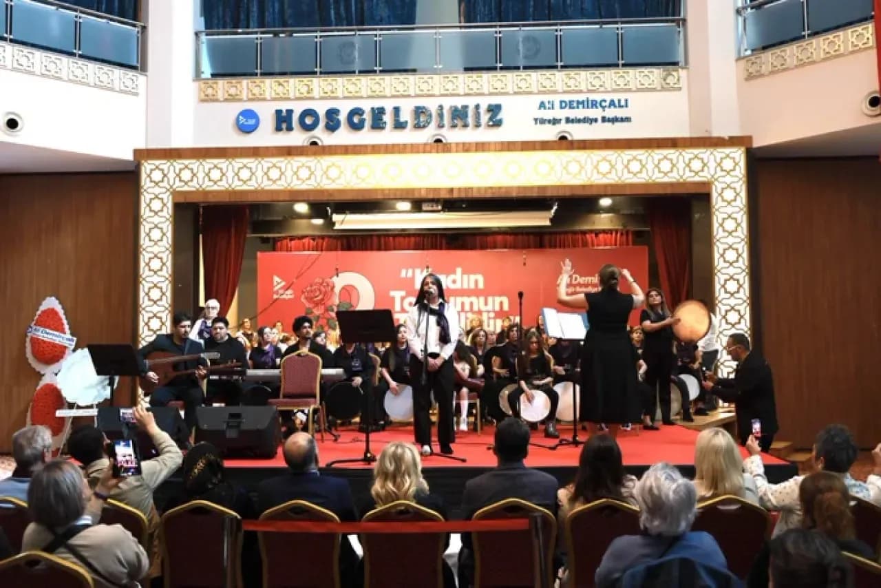 Yüreğir'de 8 Mart Coşkusu: Ritim Atölyesi ve Umuda Yürüyen Kadınlar Sahnedeydi Yüreğir'de 8 Mart Coşkusu: Ritim Atölyesi ve Umuda Yürüyen Kadınlar Sahnedeydi