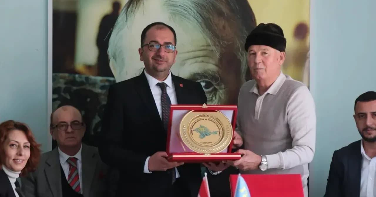 CHP Heyeti, Çiftlikköy'de Kırım Türkleri Derneği'ni Ziyaret Etti CHP Heyeti, Çiftlikköy'de Kırım Türkleri Derneği'ni Ziyaret Etti