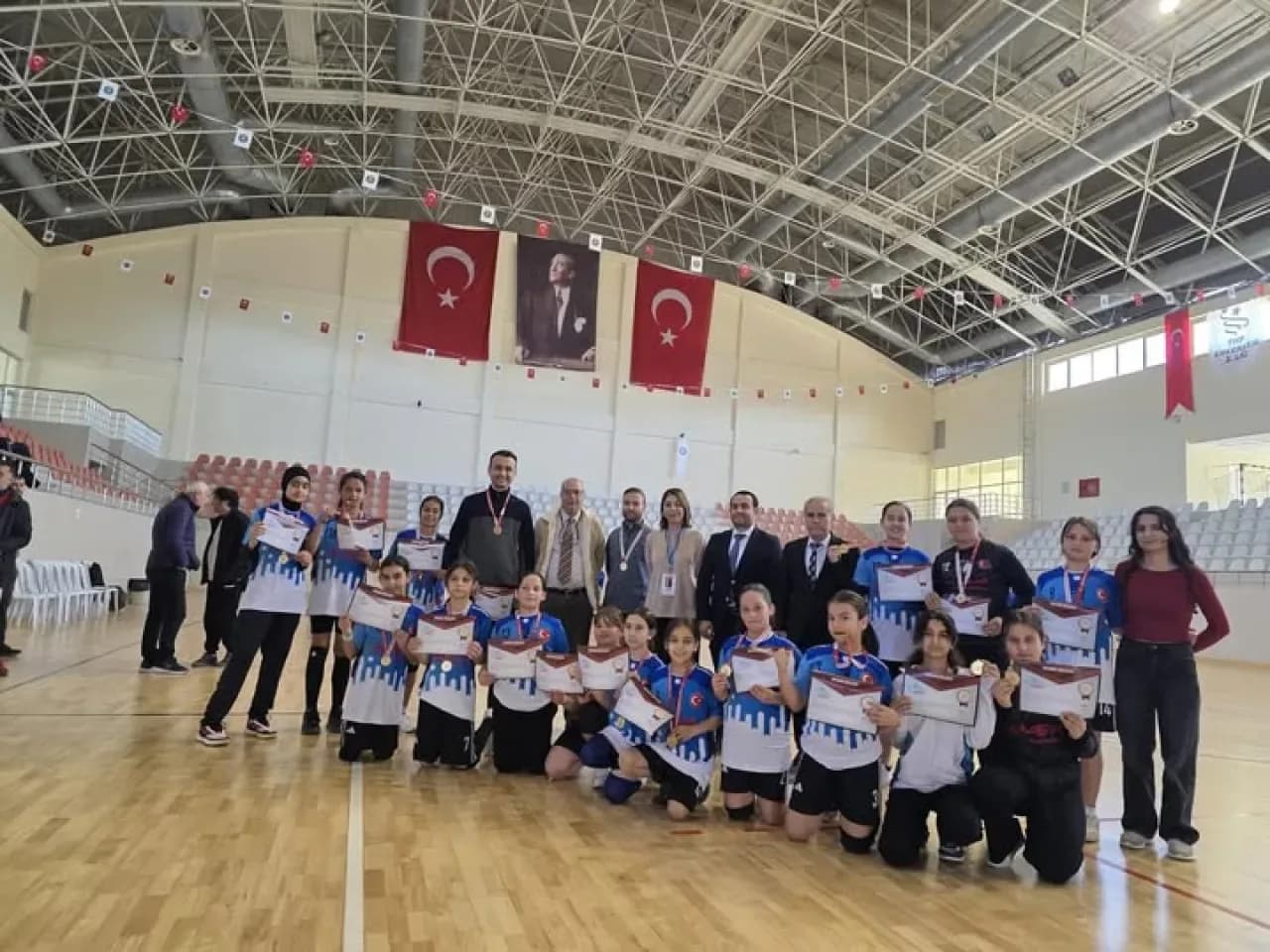 Ceyhan'da Ortaokul Basketbolunda Tarihi Başarı: Mustafabeyli Ortaokulu Bölge Şampiyonu Oldu Ceyhan'da Ortaokul Basketbolunda Tarihi Başarı: Mustafabeyli Ortaokulu Bölge Şampiyonu Oldu