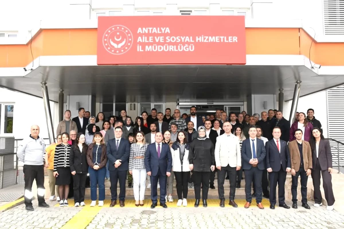 Antalya'da Bayram Coşkusu: ASHB İl Müdürü Galip Sökmen Personelle Bir Araya Geldi Antalya'da Bayram Coşkusu: ASHB İl Müdürü Galip Sökmen Personelle Bir Araya Geldi