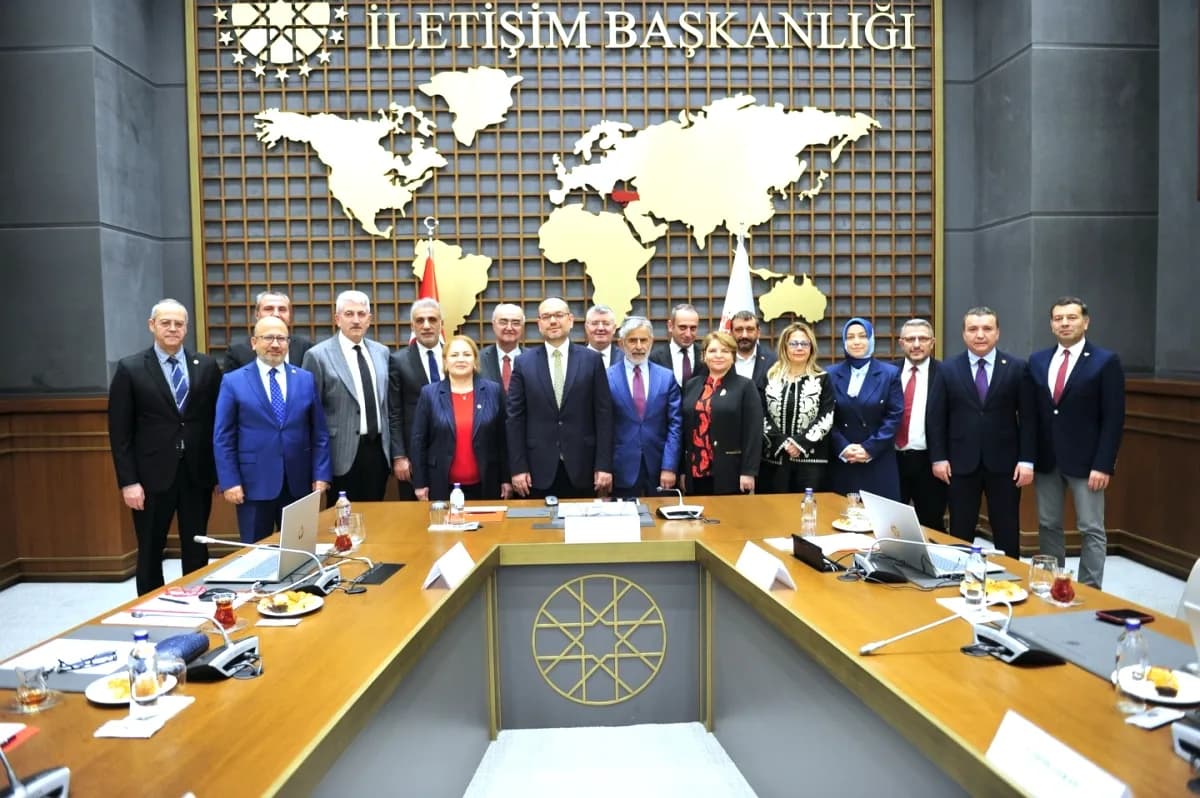Basın Kartı Komisyonu'ndan Kritik Kararlar: Gazetecilere Yeşil Pasaport ve Meslek Yasası Talebi Basın Kartı Komisyonu'ndan Kritik Kararlar: Gazetecilere Yeşil Pasaport ve Meslek Yasası Talebi