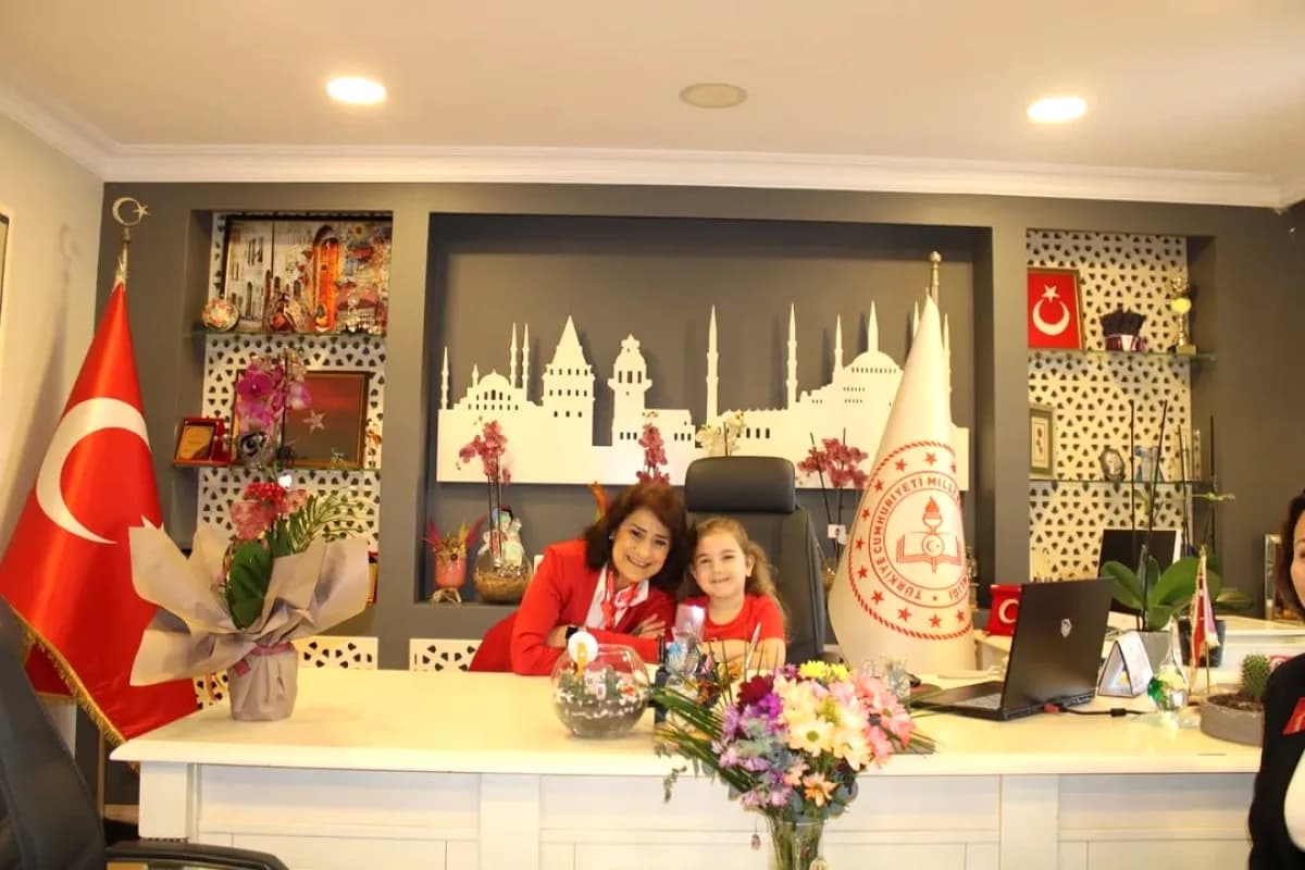 23 Nisan'da Beykoz'da Miniklerin Özcan'a Anlamlı Ziyareti 23 Nisan'da Beykoz'da Miniklerin Özcan'a Anlamlı Ziyareti