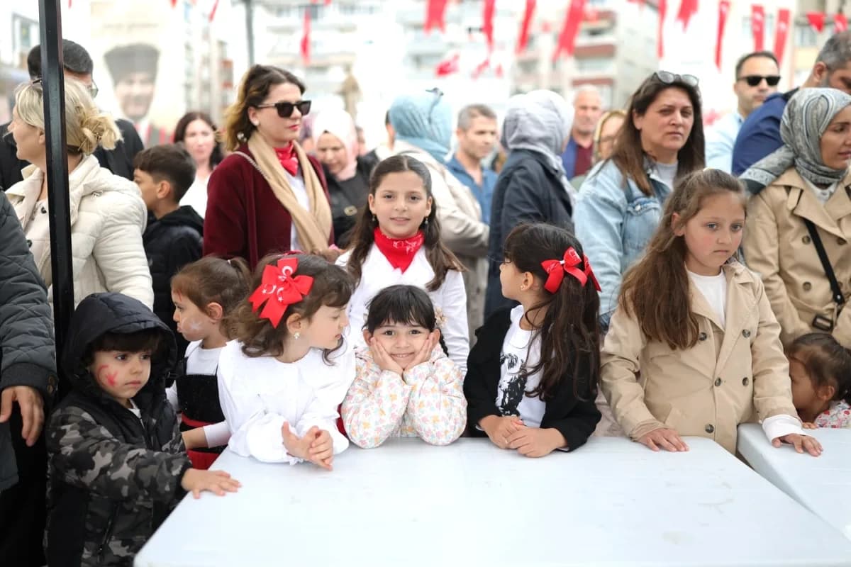 Silivri Sahili 23 Nisan'da Çocuk Şenliğine Dönüştü Silivri Sahili 23 Nisan'da Çocuk Şenliğine Dönüştü