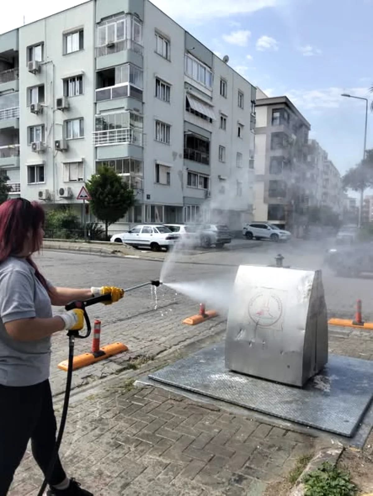 İzmir Karşıyaka'da Çöp Konteyneri Dezenfeksiyonu Başladı İzmir Karşıyaka'da Çöp Konteyneri Dezenfeksiyonu Başladı