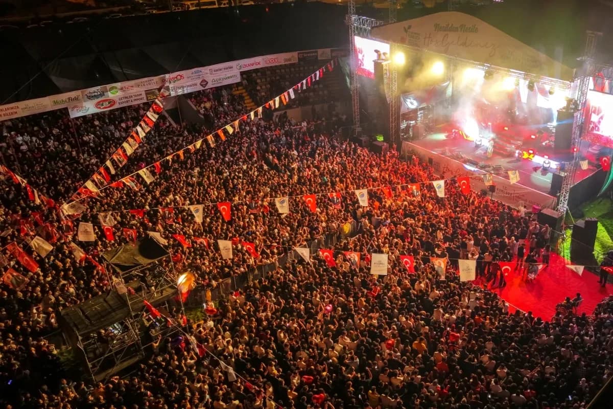 Kumluca'da İrem Derici Rüzgarı: 27. Tarım ve Seracılık Festivali Coşkusu Kumluca'da İrem Derici Rüzgarı: 27. Tarım ve Seracılık Festivali Coşkusu