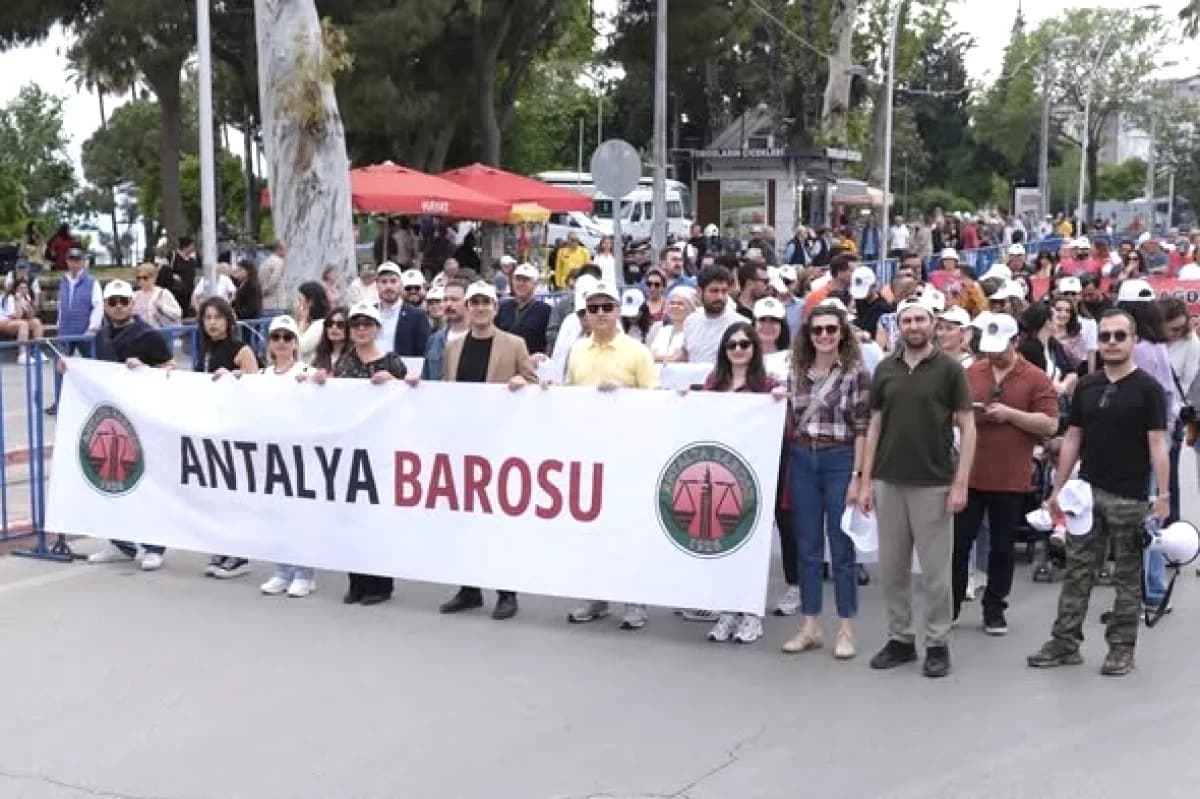 Antalya Barosu, 1 Mayıs'ta Emek ve Dayanışma İçin Alanlardaydı Antalya Barosu, 1 Mayıs'ta Emek ve Dayanışma İçin Alanlardaydı