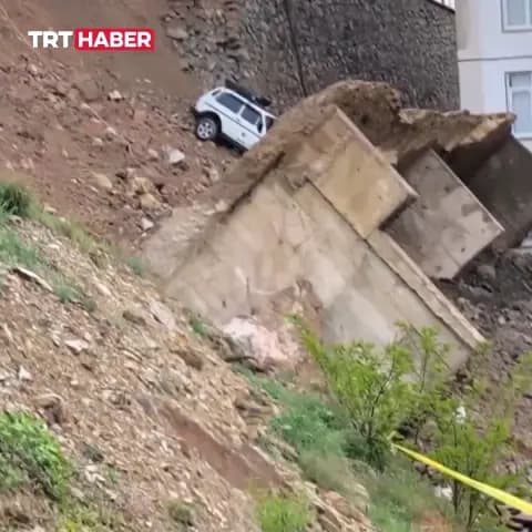 Tokat'ta Sağanak Sonrası İstinat Duvarı Çöktü: Araç Devrildi Tokat'ta Sağanak Sonrası İstinat Duvarı Çöktü: Araç Devrildi