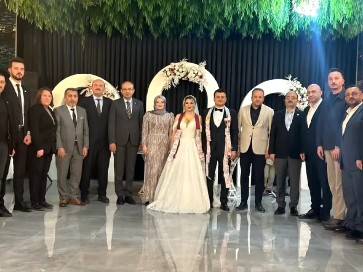 AK Parti Bursa Milletvekili Mesten'den Nikah Şahitliği AK Parti Bursa Milletvekili Mesten'den Nikah Şahitliği