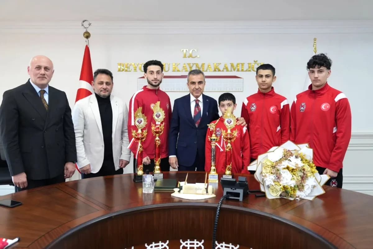 Beyoğlu'nun Spor Yıldızları Kaymakam Atasoy'u Ziyaret Etti Beyoğlu'nun Spor Yıldızları Kaymakam Atasoy'u Ziyaret Etti