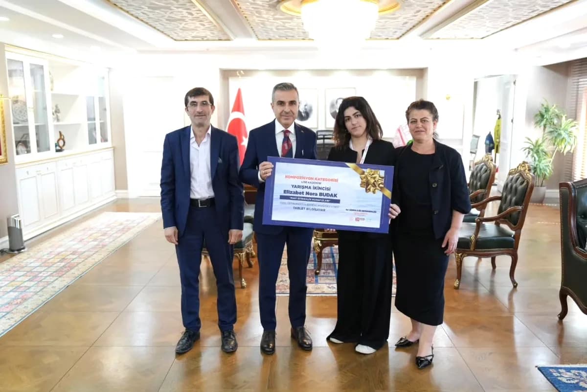 Beyoğlu'nda Gurur Tablosu: Getronagan Öğrencisi Türkiye İkincisi Beyoğlu'nda Gurur Tablosu: Getronagan Öğrencisi Türkiye İkincisi