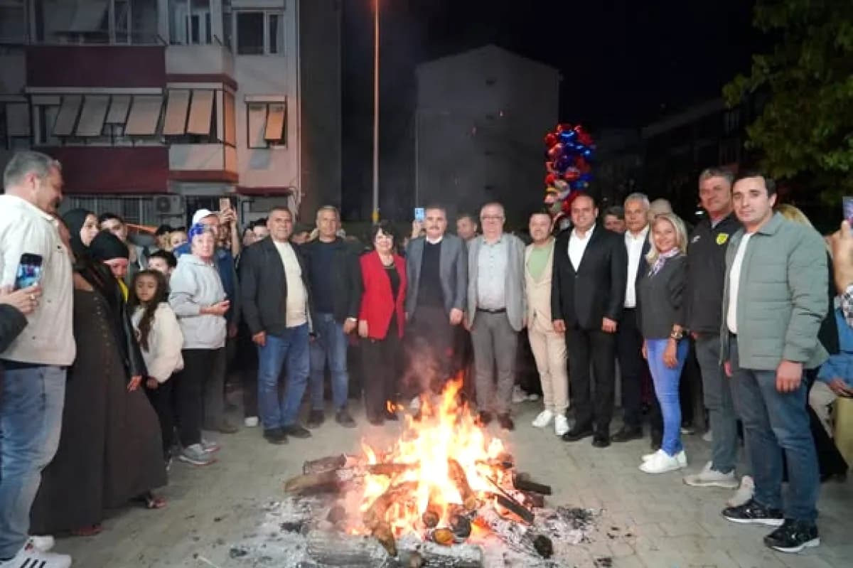 Edremit'te Hıdırellez Coşkusu: Gül Ağacı Altında Binlerce Dilek Edremit'te Hıdırellez Coşkusu: Gül Ağacı Altında Binlerce Dilek