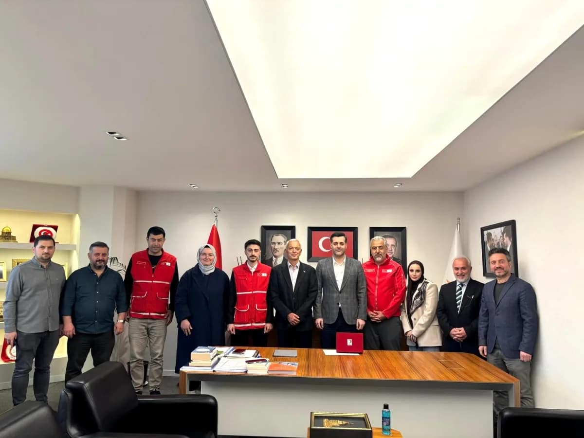 Türk Kızılay Üsküdar Şubesi'nden AK Parti İlçe Başkanlığı'na Nezaket Ziyareti Türk Kızılay Üsküdar Şubesi'nden AK Parti İlçe Başkanlığı'na Nezaket Ziyareti
