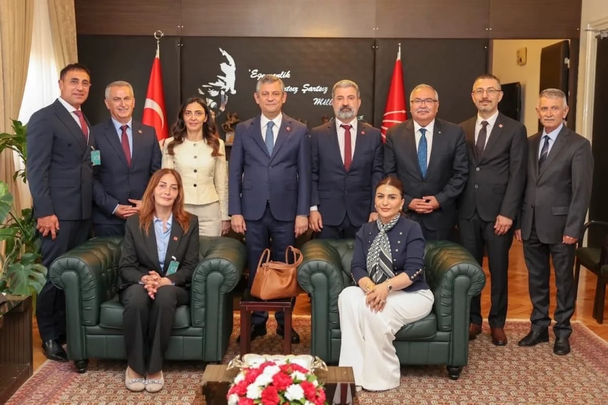 CHP Heyeti Özgür Özel'i TBMM'de Ziyaret Etti CHP Heyeti Özgür Özel'i TBMM'de Ziyaret Etti