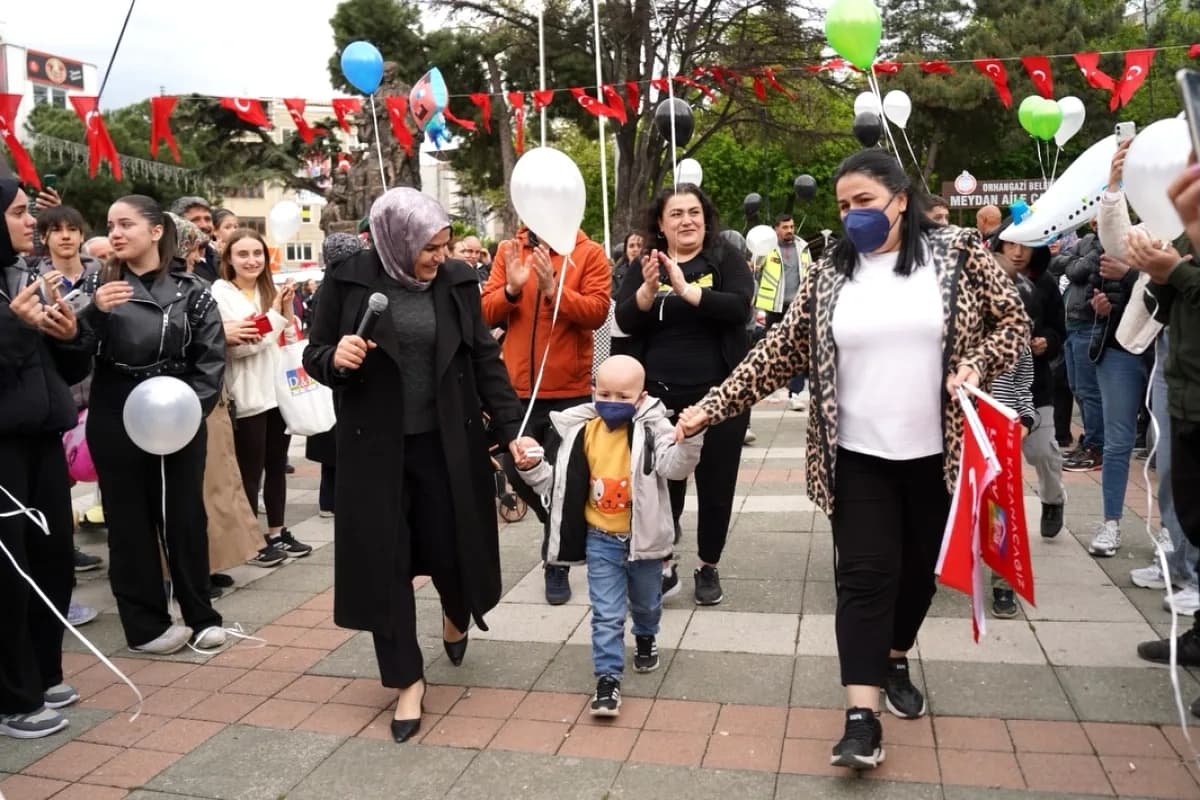 Orhangazi'de Minik Alparslan için Balonlarla Umut Oldular Orhangazi'de Minik Alparslan için Balonlarla Umut Oldular
