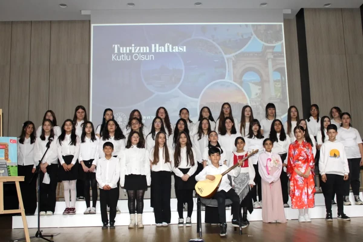 Beykoz'da Turizm Haftası Coşkusu: Öğrenciler Sahne Aldı Beykoz'da Turizm Haftası Coşkusu: Öğrenciler Sahne Aldı
