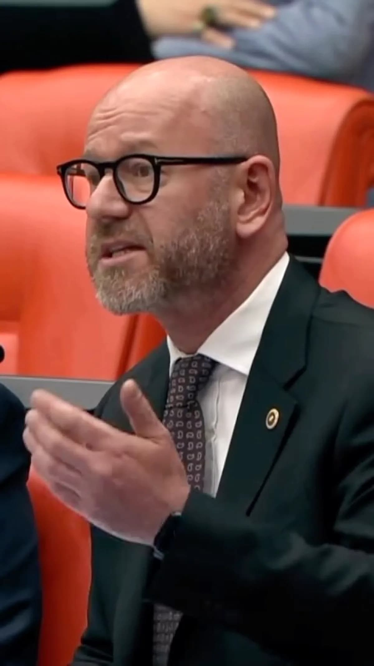 Serkan Sarı: Bakan Tekin'e 'Sabun Yok, Suit Var' Eleştirisi Serkan Sarı: Bakan Tekin'e 'Sabun Yok, Suit Var' Eleştirisi