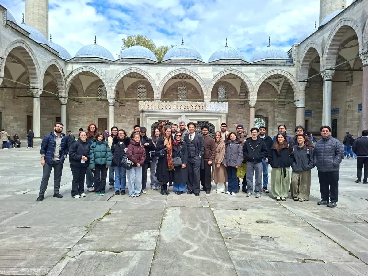 Sabancı Üniversitesi Öğrencileri İstanbul'un Sanat ve Mutfak Mirasını Saha Gezisiyle Keşfetti Sabancı Üniversitesi Öğrencileri İstanbul'un Sanat ve Mutfak Mirasını Saha Gezisiyle Keşfetti