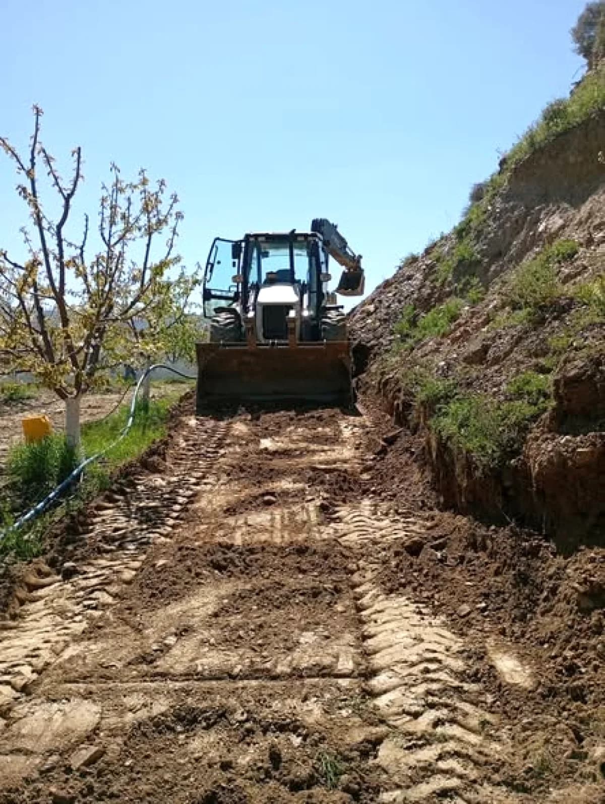 Kiraz'da Doğancılar'da Şarampol Temizliği ve Yol Bakımı Kiraz'da Doğancılar'da Şarampol Temizliği ve Yol Bakımı