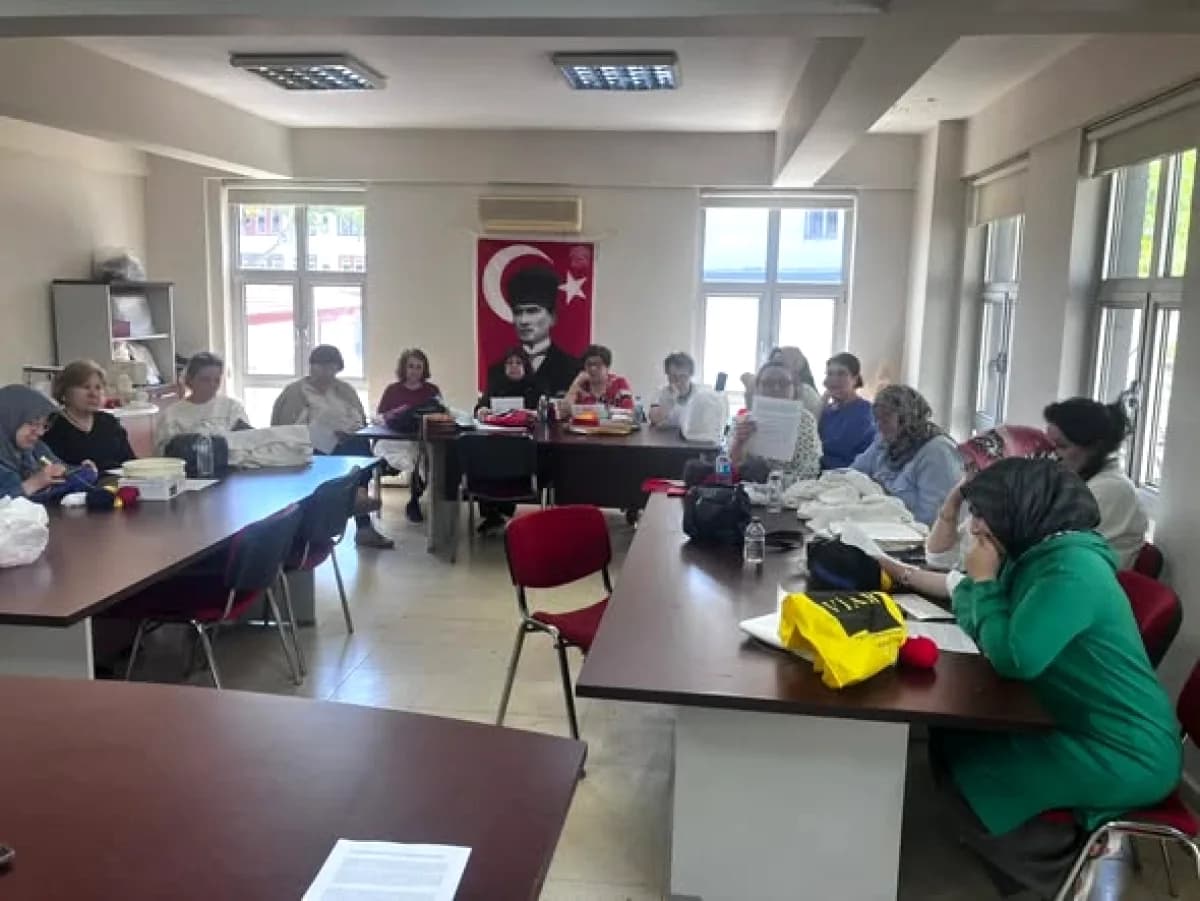 Nilüfer'de Aile Atölyesi: Popüler Kültürün Aile Yapısına Etkileri Tartışıldı Nilüfer'de Aile Atölyesi: Popüler Kültürün Aile Yapısına Etkileri Tartışıldı