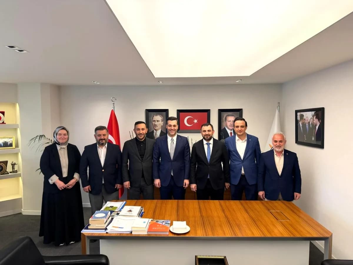 AK Parti Üsküdar İlçe Teşkilatı'na Üst Düzey Ziyaret AK Parti Üsküdar İlçe Teşkilatı'na Üst Düzey Ziyaret