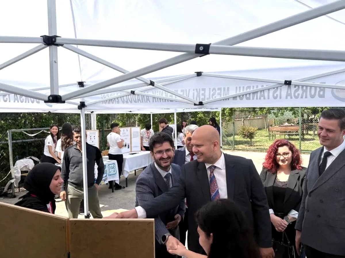 Karacabey'de Öğrencilerin Bilim Projeleri Belediye Desteğiyle Sergilendi Karacabey'de Öğrencilerin Bilim Projeleri Belediye Desteğiyle Sergilendi
