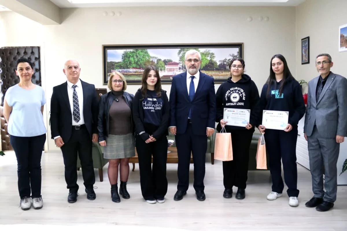 Yalova'da Türk Dünyası Sözcükler Afiş Yarışması'nda Ödül Alan Öğrencilere Tebrik Yalova'da Türk Dünyası Sözcükler Afiş Yarışması'nda Ödül Alan Öğrencilere Tebrik